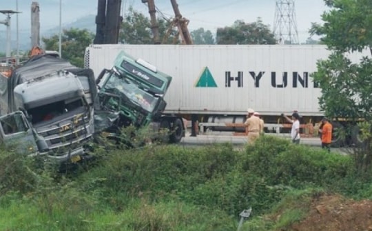 Tai nạn nghiêm trọng ở Đà Nẵng, xe đầu kéo lao vào xe tải