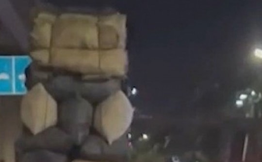 Tài xế ô tô chở hàng cồng kềnh cao 4,2 mét, vượt đèn đỏ ở Hà Nội