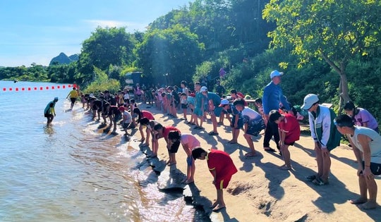 Những lớp dạy bơi miễn phí trên sông, vơi nỗi lo trẻ đuối nước cho hàng ngàn gia đình