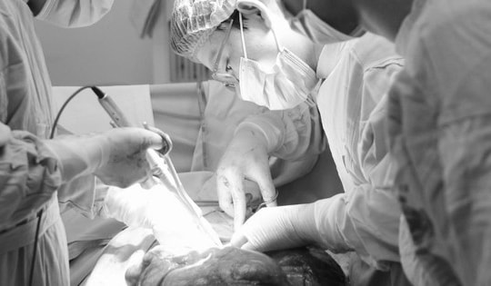 Hy hữu: Nam thanh niên 23 tuổi vác khối u khủng nặng đến 8kg trong bụng