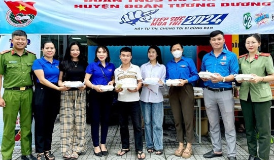 Những suất cơm, chuyến xe '0 đồng' ấm lòng sĩ tử vùng cao