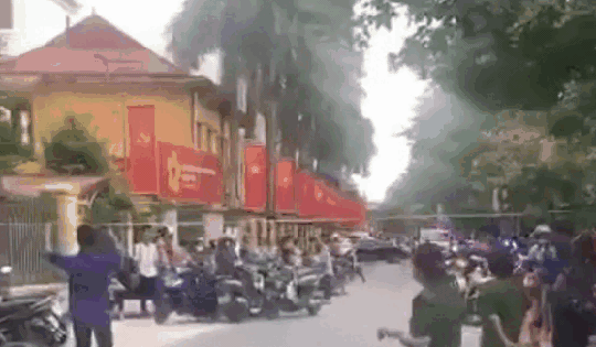 Quên đi thi tốt nghiệp THPT, nữ sinh được công an dùng xe chuyên dụng đến tận nhà đón