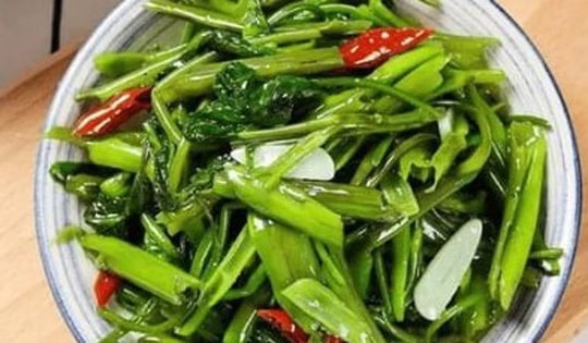 Xào rau muống theo cách này không lo rau bị thâm đen, dai hay chảy nước
