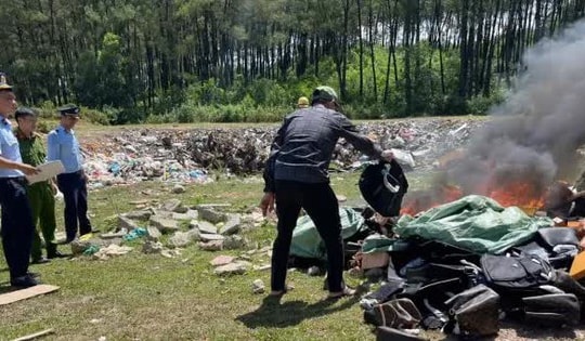 Tiêu hủy gần 1.500 túi xách, ví, ba lô giả mạo nhãn hiệu