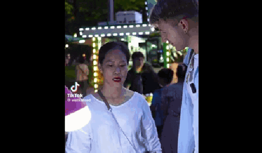 Ngán ngẩm cảnh khách nước ngoài bị 'chặt chém' 200 ngàn đồng cho 1kg roi ở phố cổ Hà Nội