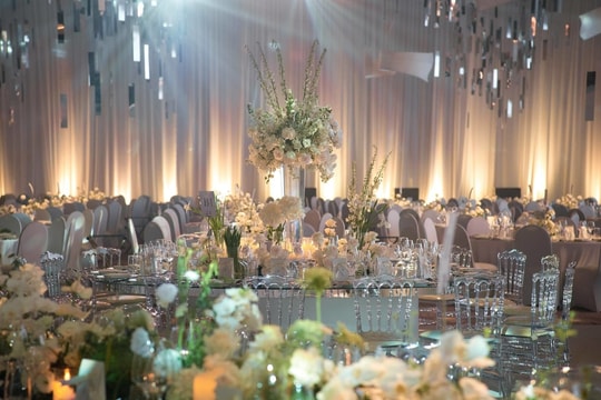 Đám cưới với 15.000 bông tuyết pha lê của Midu