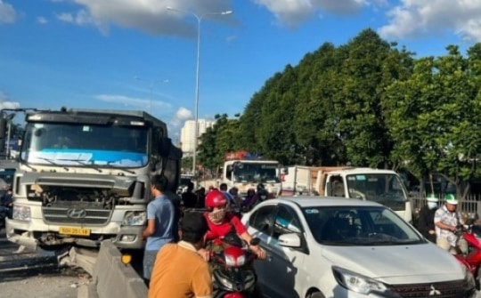 3 ô tô tông liên hoàn ở dốc cầu Bình Phước 1, giao thông ùn ứ