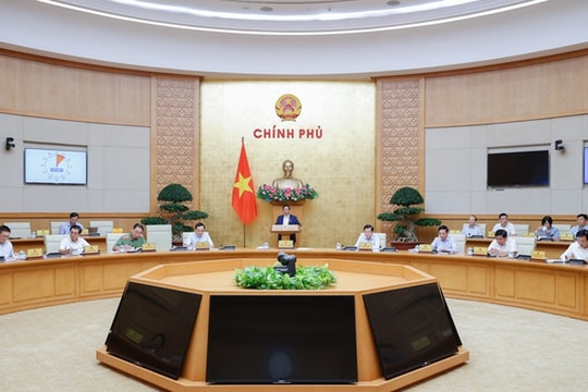 KHẨN TRƯƠNG trình Chính phủ ban hành Nghị định về tiền lương, trợ cấp, chuẩn trợ giúp xã hội