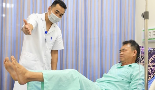 Đang làm việc trong phòng điều hòa, người đàn ông 54 tuổi ở Vĩnh Phúc phải đi cấp cứu trong tình trạng liệt nửa người