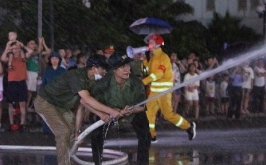 Hàng nghìn cư dân chung cư ở Hà Nội diễn tập chữa cháy, thoát nạn trong đêm