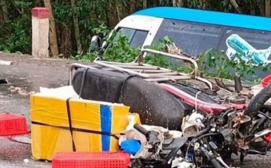 Ô tô khách bị lật xuống rìa quốc lộ sau tai nạn chết người