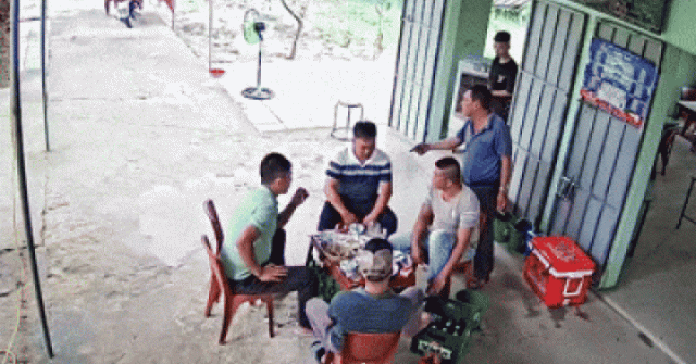 Cán bộ xã dùng cốc đập vào đầu người dân trong quán nhậu