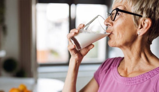 Người già nên uống sữa tươi hay sữa bột?