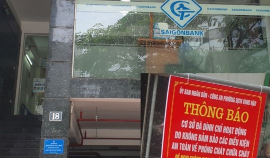 Phòng giao dịch Saigonbank vẫn ngang nhiên mở cửa đón khách dù cả tòa nhà đã bị đình chỉ hoạt động