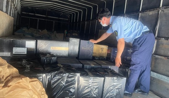 Kiểm tra xe ô tô đang lưu thông, tạm giữ 117 thùng rượu chứa hàng ngàn chai Chivas, Ballantines