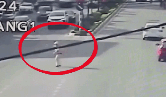 Video: Khoảnh khắc CSGT kịp thời ngăn cản người phụ nữ lao vào đoàn xe ưu tiên