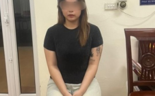 Bí mật trong túi xách của cô gái trẻ đi xe Piaggio Zip