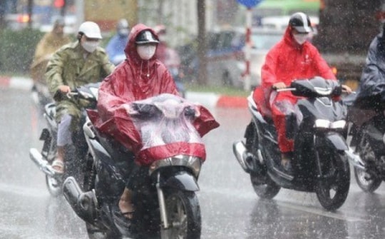 Miền Bắc đón mưa lớn, miền Trung nắng nóng gay gắt