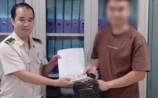 Nam hành khách ở sân bay Nội Bài hoảng hốt trước câu hỏi 'có phải anh quên ví'