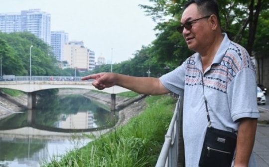 Nước sông Tô Lịch sau 1 ngày chuyển màu xanh, bỗng đen đục trở lại