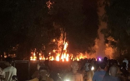 Xe bồn chở xăng bốc cháy trên cao tốc