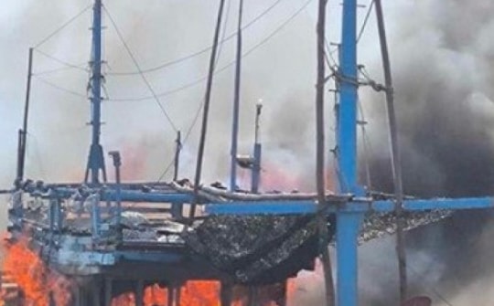 Tàu câu cá ngừ đại dương của ngư dân Phú Yên bốc cháy dữ dội
