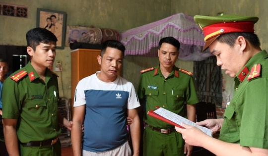 Gã đàn ông dùng dây điện đánh con của bạn gái