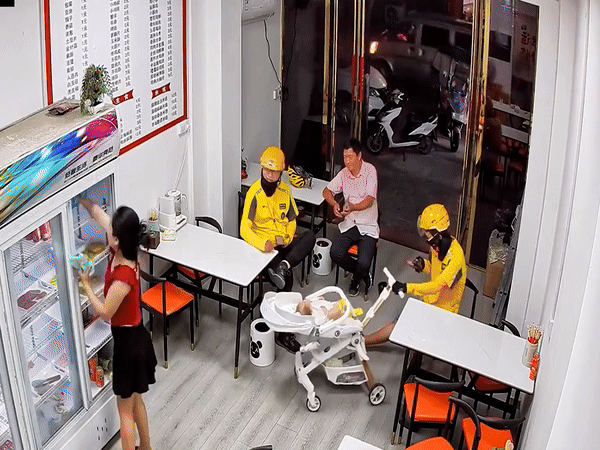 Tài xế công nghệ luân phiên trông con hộ chủ nhà hàng