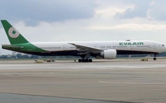 Máy bay móp cánh vì đâm trúng cột đèn chiếu sáng sân bay Tân Sơn Nhất