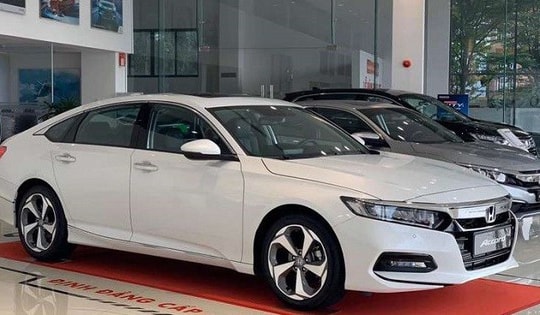 Giá lăn bánh Honda Accord mới nhất gây sốc khi giảm giá trên 200 trăm triệu đồng kèm cả ưu đãi, Mazda 6, Toyota Camry vất vả lo doanh số