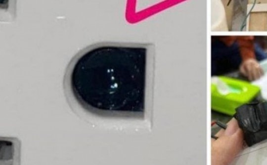 Triệu tập người liên quan vụ hai cô gái tố bị gắn camera quay lén trong phòng tắm