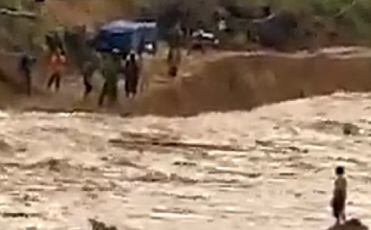 Clip: Người đàn ông mắc kẹt giữa dòng lũ quét ở Quảng Nam