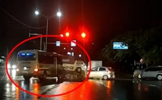 Ô tô khách vượt đèn đỏ đâm lật xe tải rồi bỏ chạy ở Hà Nội