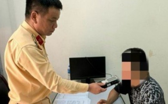 Vụ ô tô khách vượt đèn đỏ đâm lật xe tải ở Hà Nội: Tài xế ra trình diện