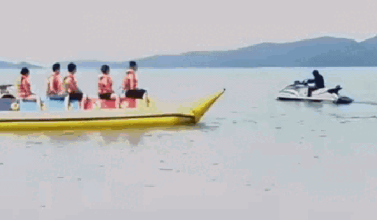 Video: Khoảnh khắc mô tô nước bất ngờ phát nổ, hất tung người điều khiển ở Cô Tô