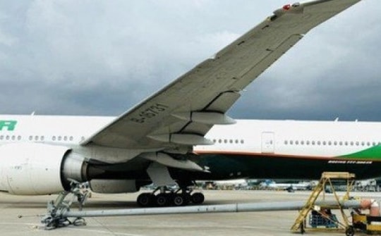 Máy bay Eva Air đâm đổ cột đèn không sử dụng dịch vụ dẫn đường bằng xe