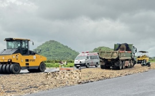 Nam công nhân bị xe lu cán tử vong khi đang thi công thảm nhựa đường