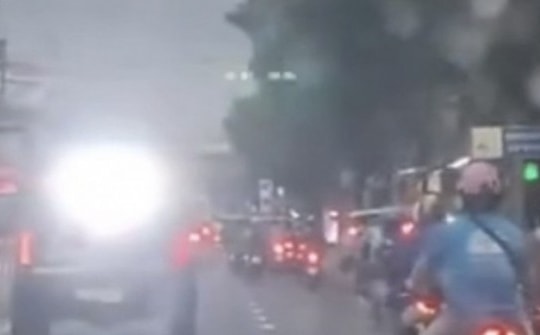 Tước giấy phép lái xe tạm thời người lái ô tô lắp đèn "cực sáng" ở quận 4