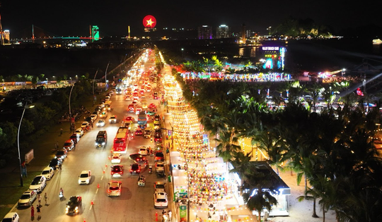 Tuyến phố chợ đêm dài gần 1km bên bờ Vịnh Hạ Long đón hàng vạn du khách về vui chơi giải trí