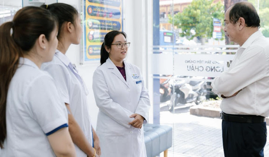 Nữ bác sĩ cấp cứu sốc phản vệ cho bệnh nhân ngay tại nhà thuốc