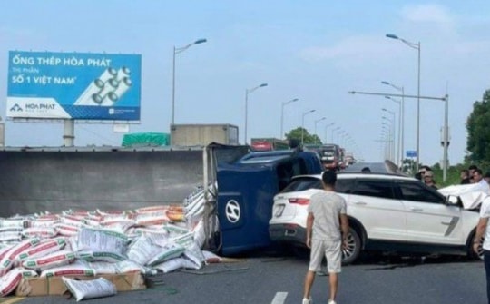 Xe tải lật nghiêng, ô tô con nát đầu sau va chạm trên cao tốc Nội Bài - Lào Cai