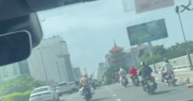 CSGT dùng xe đặc chủng mở đường cho ô tô chở bé gái sơ sinh đi cấp cứu