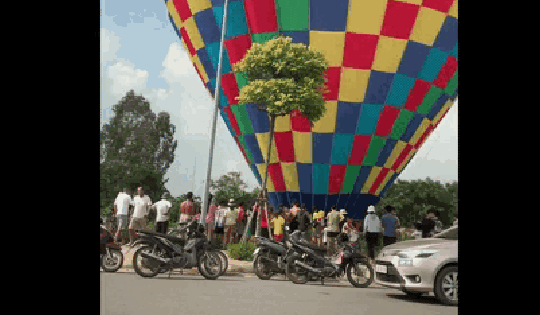 Hà Nội: Người dân hoảng hồn khi khinh khí cầu chở 9 người bất ngờ hạ xuống ruộng lúa