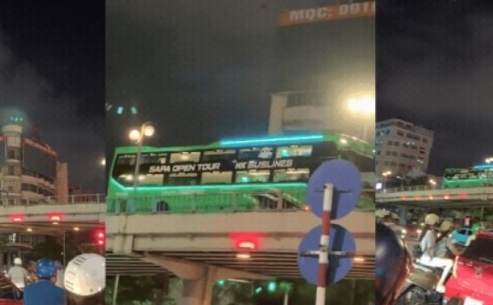 Video xe khách đi lùi trên cầu vượt Láng Hạ