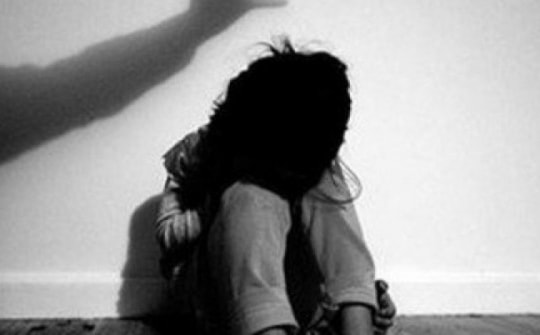 Điều tra vụ bé gái có dấu hiệu bị cha dượng xâm hại tình dục