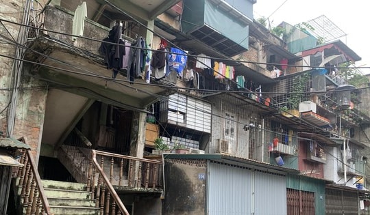 Bên trong khu tập thể hơn 50 tuổi xuống cấp, rung lắc mỗi khi xe chạy qua