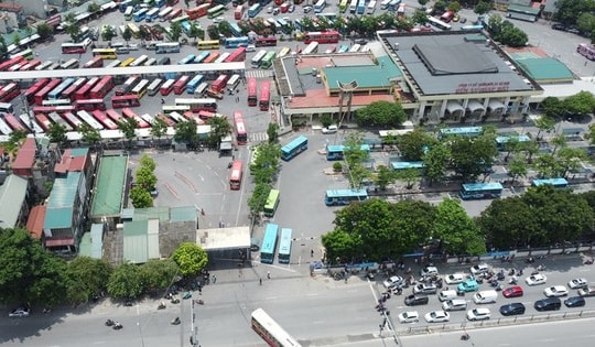 Đường Giải Phóng ùn ứ do ngăn đường để xe xuất bến Giáp Bát đi cắt qua