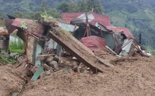 Mưa lớn gây sạt lở đất vùi lấp nhiều nhà dân, thiếu niên 13 tuổi tử vong