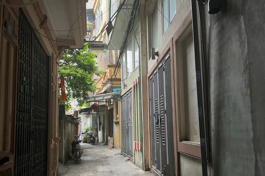 Khách mua nhà trong ngõ ở Hà Nội ngao ngán than: "Chủ ngáo giá, hét hơn 200 triệu đồng/m2, ngang với giá liền kề"