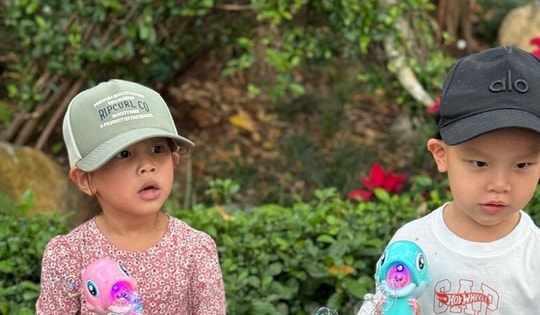 Hồ Ngọc Hà cho Lisa - Leon đi nước ngoài chơi vẫn không quên dạy tiếng Việt, netizen khen: Học bài mà cũng dễ thương